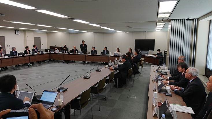 協議会冒頭で挨拶をする加藤勝信厚生労働大臣