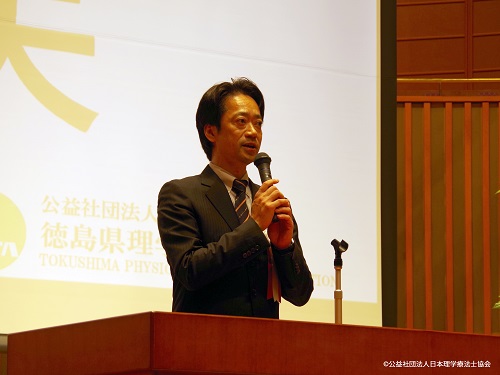 挨拶をする鶯大会長