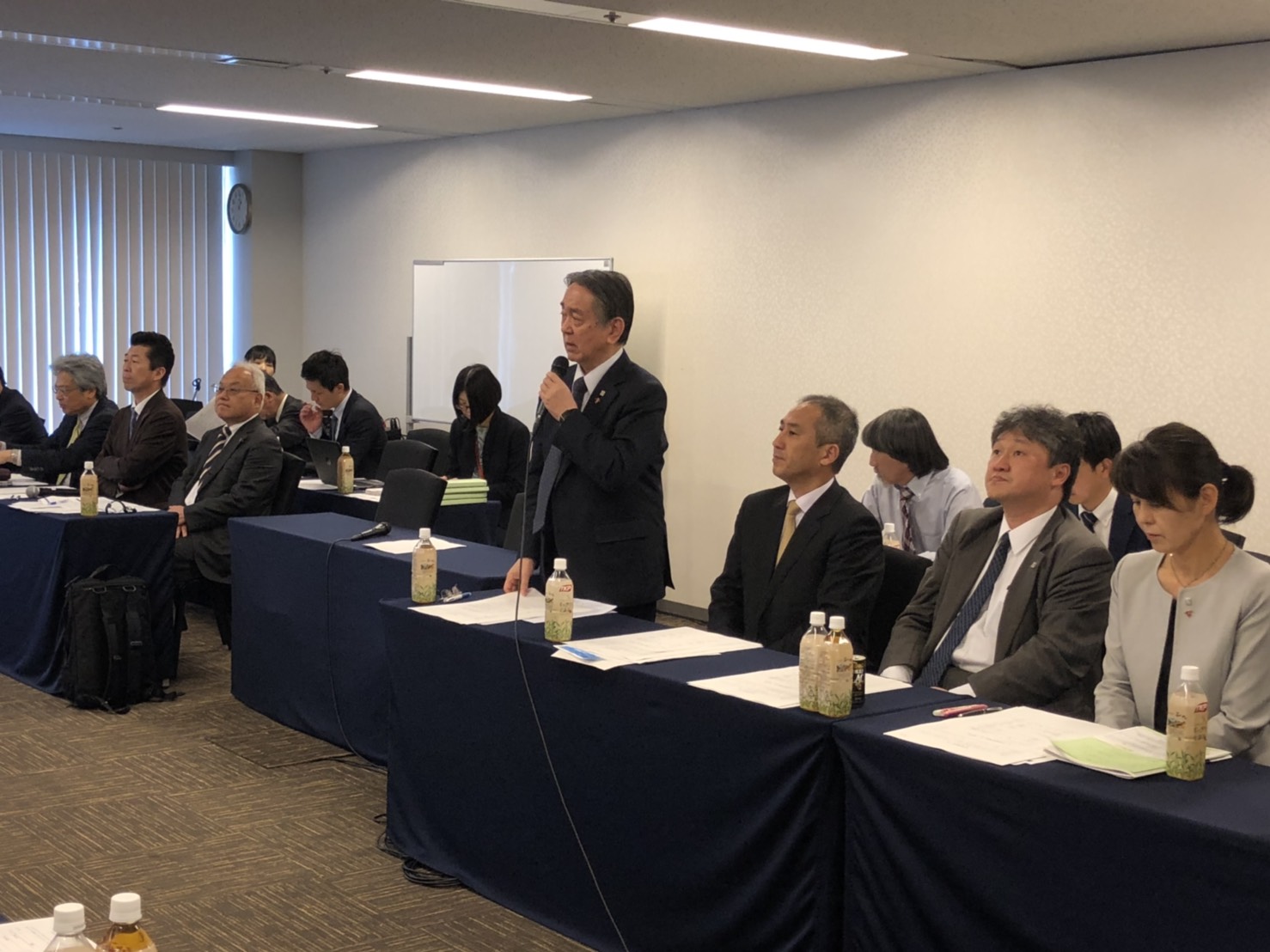 挨拶する半田会長